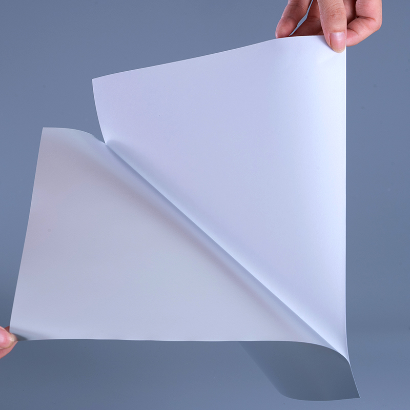 Materiale pentru etichete cu folie din poliester argintiu mat de 50 microni cu adeziv acrilic pe bază de apă și acoperire pe bază de apă