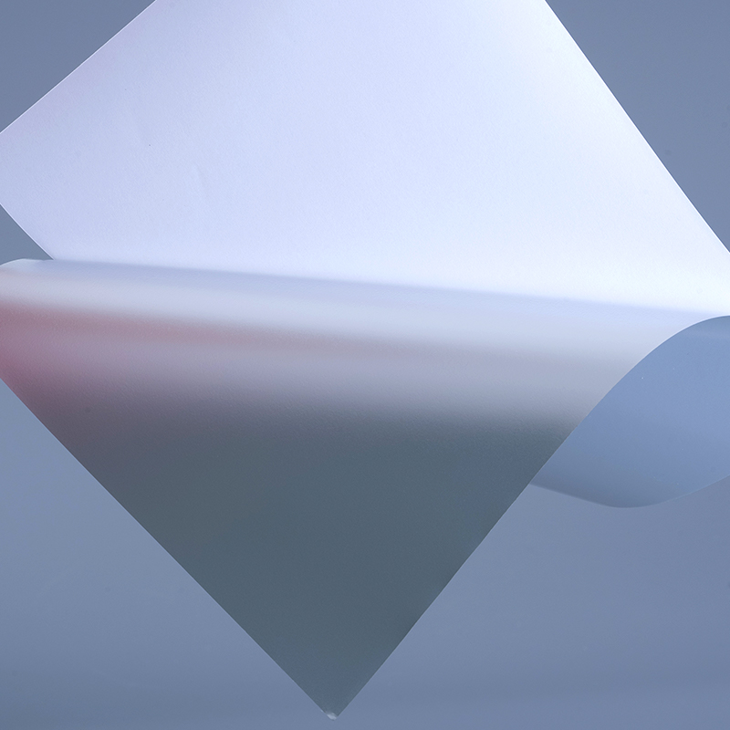 Film de materiale de etichetă PET argintiu mat de 50 microni cu adeziv acrilic pe bază de apă pentru imprimarea cu jet de cerneală UV