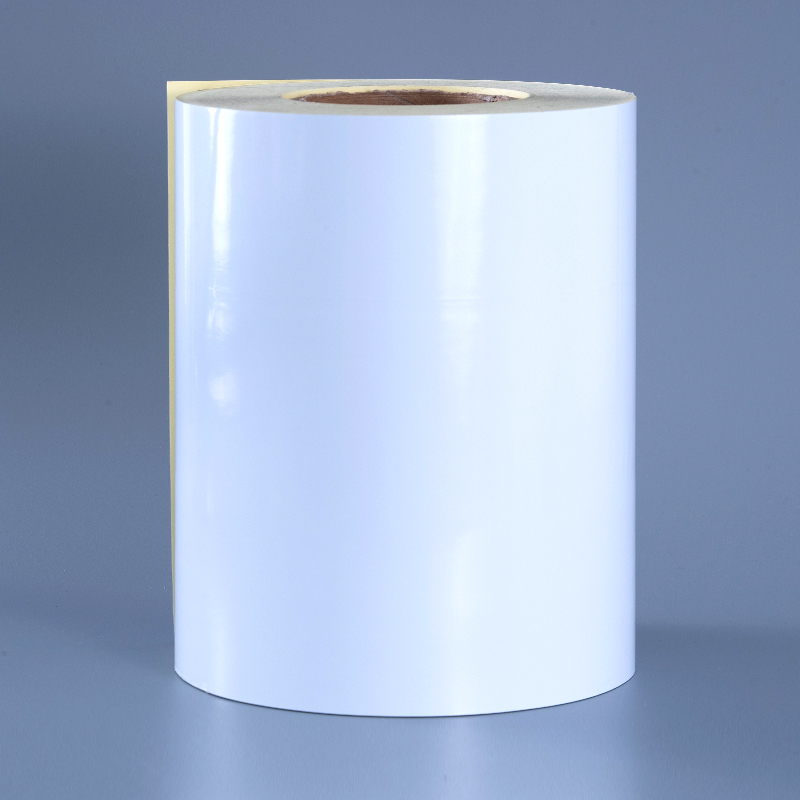 Etichetă autoadezivă de folie din poliester alb lucios de 50 microni cu rolă Jumbo adeziv acrilic solvent pentru imprimare digitală
