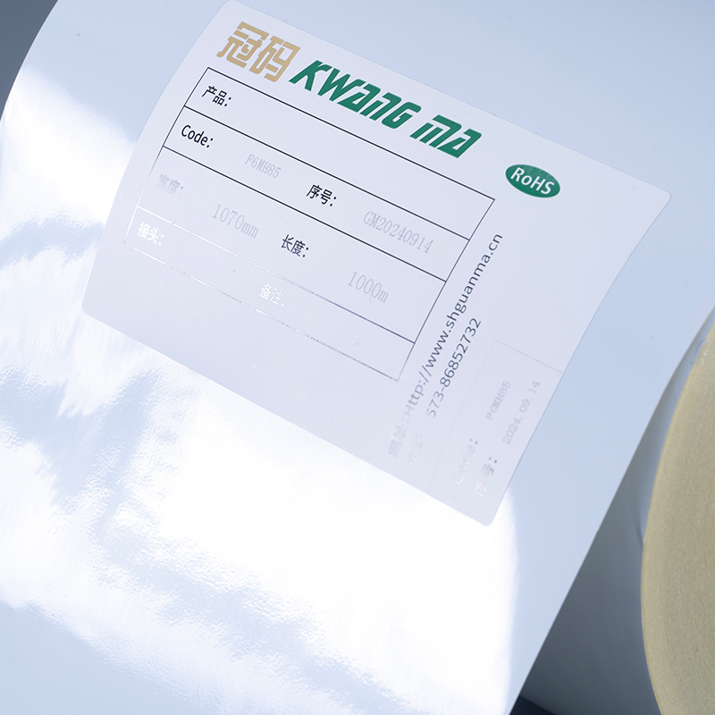 Etichetă autoadezivă de folie din poliester alb lucios de 50 microni cu rolă Jumbo adeziv acrilic solvent pentru imprimare digitală