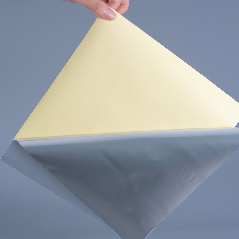 Etichetă autoadezivă de folie din poliester alb lucios de 50 microni cu rolă Jumbo adeziv acrilic solvent pentru imprimare digitală