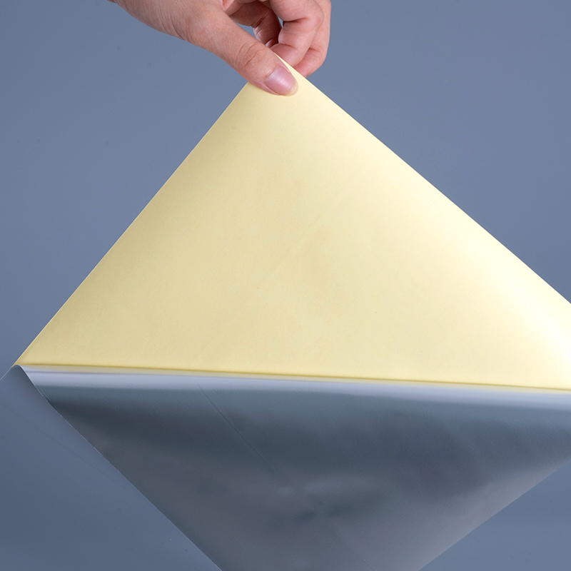 Etichetă autoadezivă de folie din poliester alb lucios de 50 microni cu rolă Jumbo adeziv acrilic solvent pentru imprimare digitală