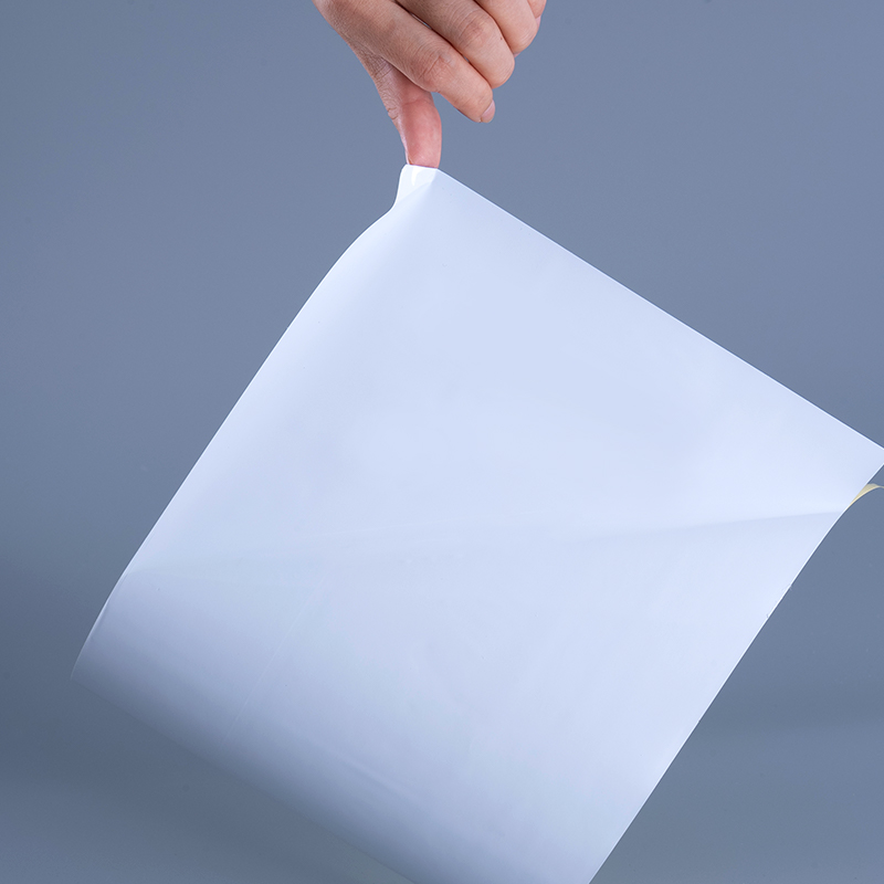 Materiale pentru etichete cu folie de vinil PET lucioasă de 25 microni cu rolă Jumbo acrilic adeziv pentru imprimare cu jet de cerneală