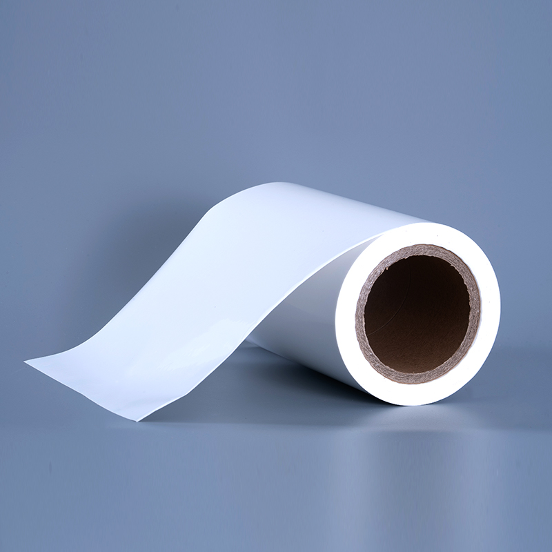 Materiale pentru etichete cu folie de vinil PET lucioasă de 25 microni cu rolă Jumbo acrilic adeziv pentru imprimare cu jet de cerneală