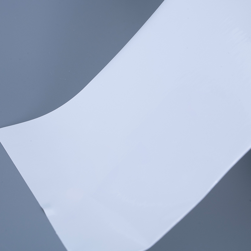 Materiale pentru etichete cu folie de vinil PET lucioasă de 25 microni cu rolă Jumbo acrilic adeziv pentru imprimare cu jet de cerneală