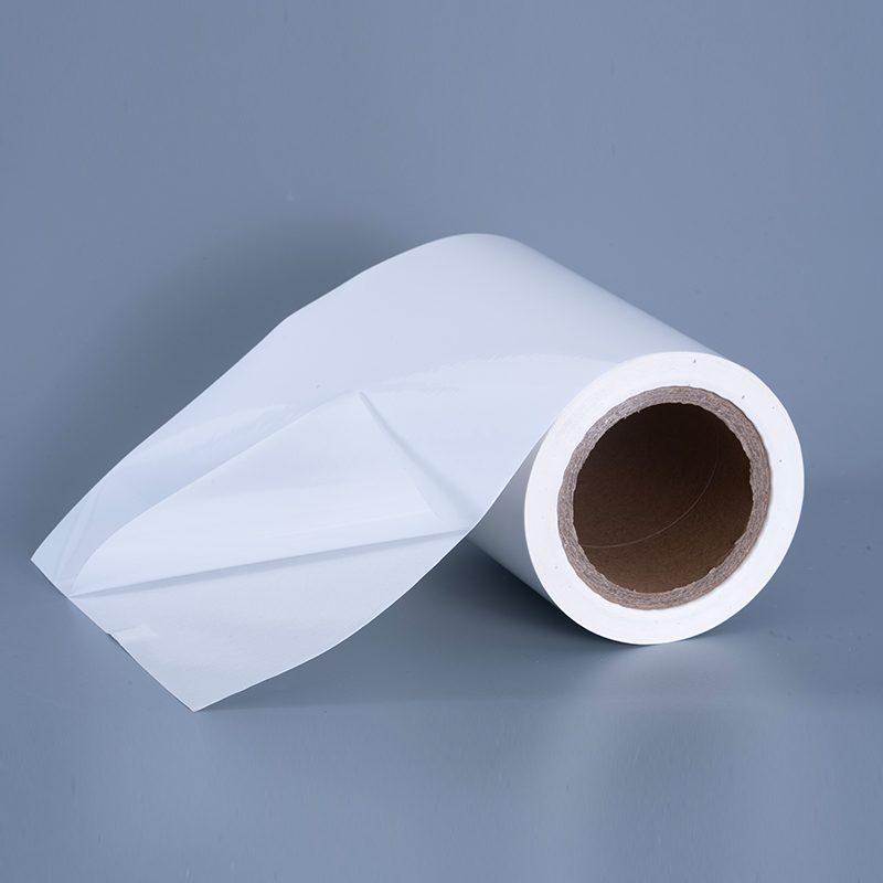 Materiale pentru etichete cu folie de vinil PET lucioasă de 25 microni cu rolă Jumbo acrilic adeziv pentru imprimare cu jet de cerneală