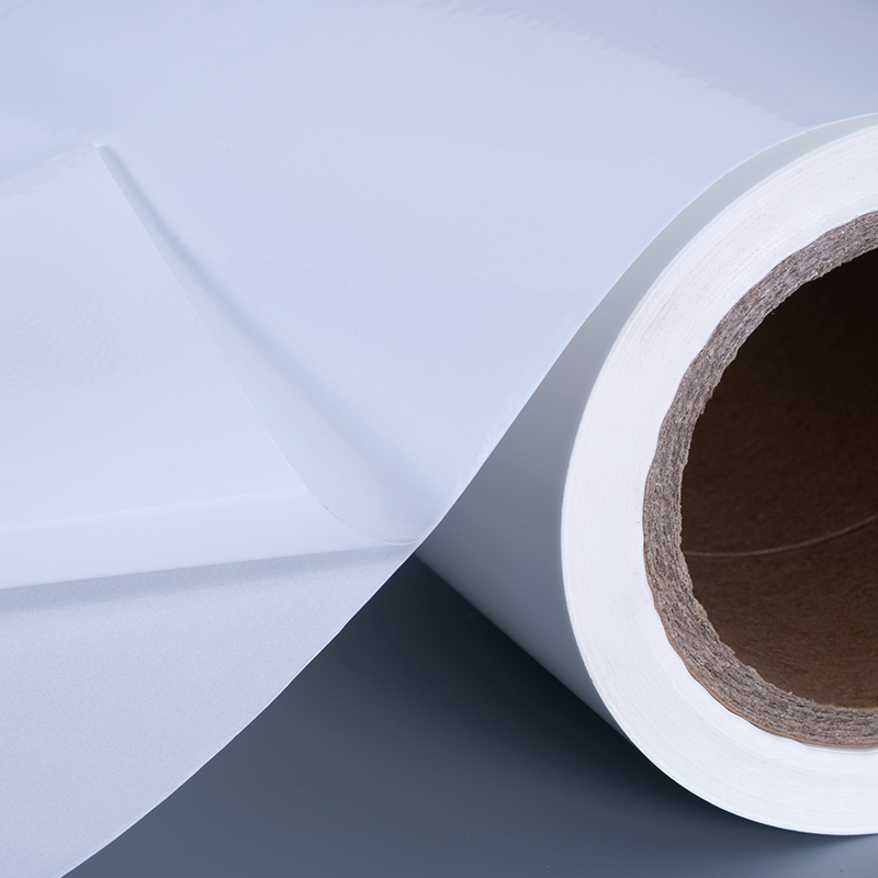 Materiale pentru etichete cu folie de vinil PET lucioasă de 25 microni cu rolă Jumbo acrilic adeziv pentru imprimare cu jet de cerneală