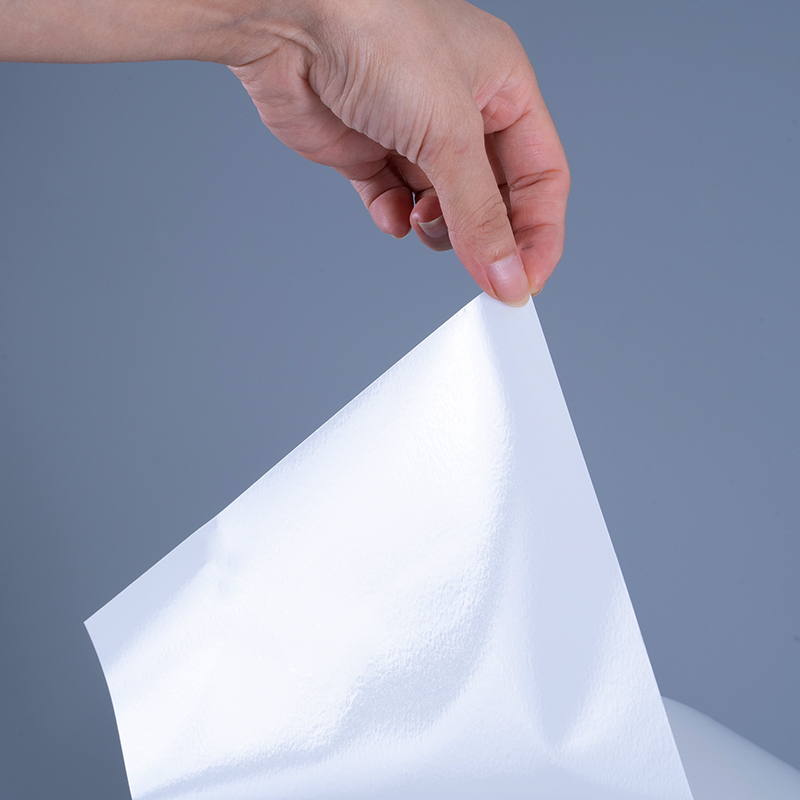 Materiale pentru etichete cu folie de vinil PET lucioasă de 25 microni cu rolă Jumbo acrilic adeziv pentru imprimare cu jet de cerneală