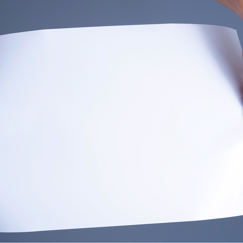 Materiale pentru etichete cu folie de vinil PET lucioasă de 25 microni cu rolă Jumbo acrilic adeziv pentru imprimare cu jet de cerneală