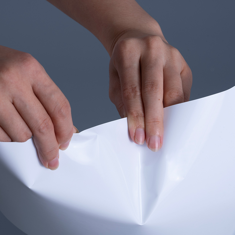 Materiale pentru etichete cu folie de vinil PET lucioasă de 25 microni cu rolă Jumbo acrilic adeziv pentru imprimare cu jet de cerneală