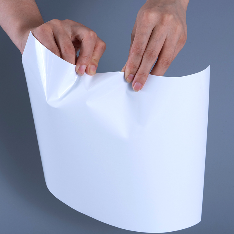 Materiale pentru etichete cu folie de vinil PET lucioasă de 25 microni cu rolă Jumbo acrilic adeziv pentru imprimare cu jet de cerneală