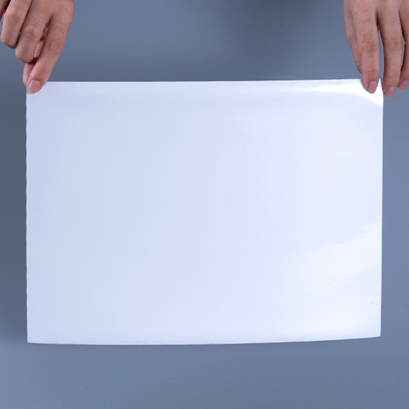 Film de poliester aluminiu alb lucios 25mic Eticheta autoadeziva cu adeziv acrilic pe baza de apa pentru imprimarea cu jet de cerneala